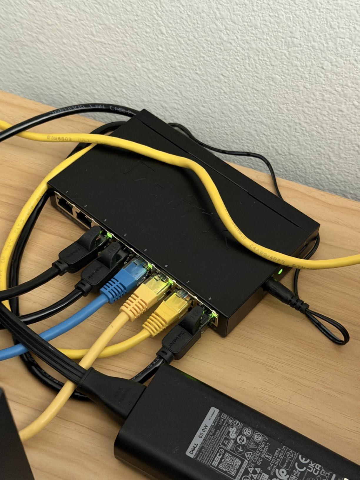 D-Link DGS-108, 8 Port Gigabit Ethernet Switch Unmanaged, Network Splitter, Silent Fanless, Network Hub, Sturdy Metal with Shielded Ports, Compact Desktop/Wall Mount, QoS, Energy Saving, Plug and Play customer photo 2