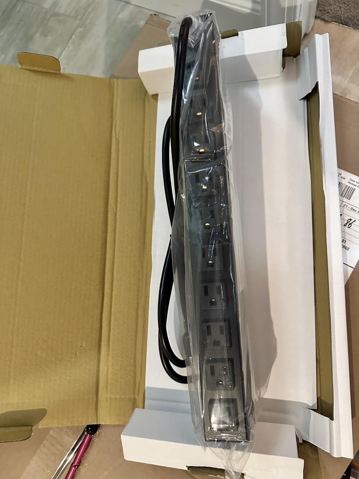 StarTech 16-Outlet 1U PDU, 120V/15A, Surge, 6ft Cord, TAA (RKPW161915) customer photo 1