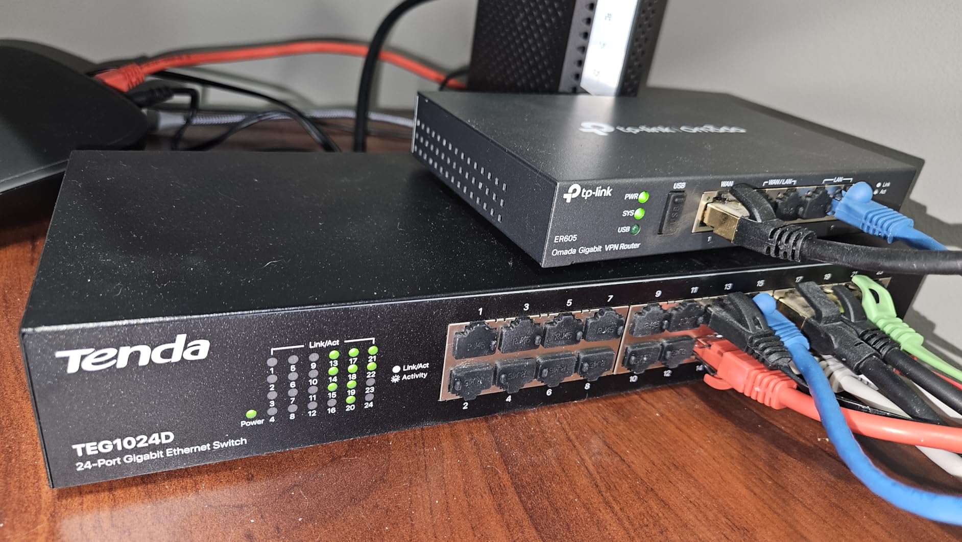 Tenda 24 Port Gigabit Ethernet Switch | Rackmount Network Switch | 24*10/100/1000Mbps Shielded Ports | Unmanaged | Plug & Play | Traffic Optimization | Metal Case | Quiet for Small Business (TEG1024D) customer photo 2