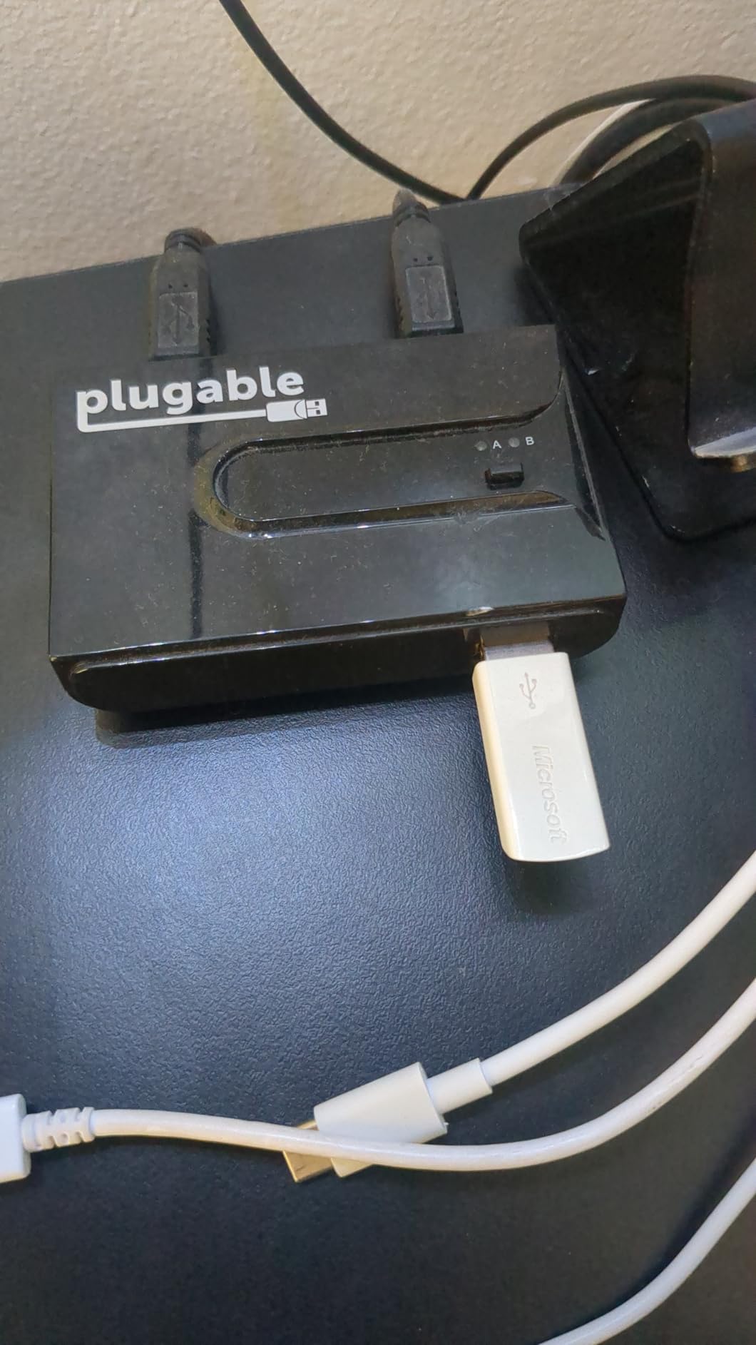 Plugable USB 2.0 Sharing Switch for One-Button USB Device Port Sharing Between Two Computers (A/B Dual Computer Switch) customer photo 2