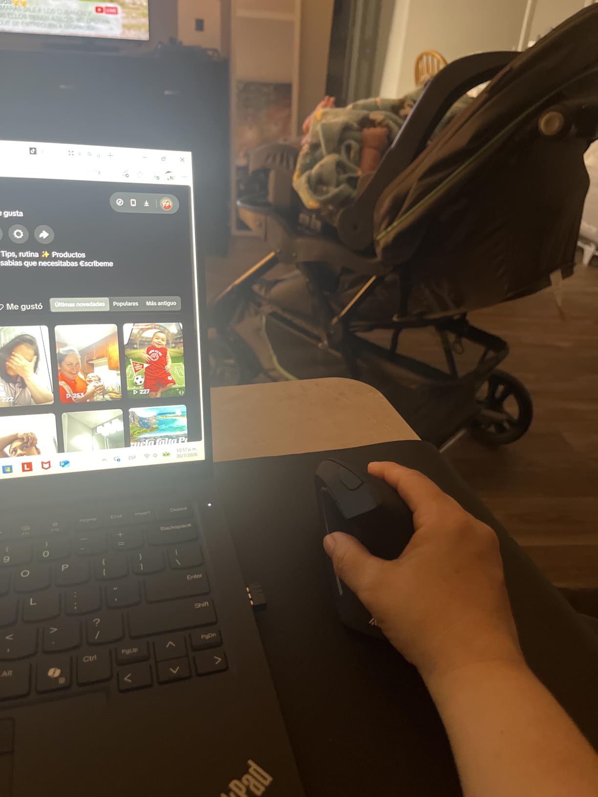 Anker 2.4G Wireless Ergonomic Mouse, Right Hand Vertical Mouse USB Receiver | Multi-Device Connectivity, 800/1200/1600 DPI, Wireless Mouse for Laptop, Desktop, PC, 5 Buttons, Black (Batteries Required) customer photo 2