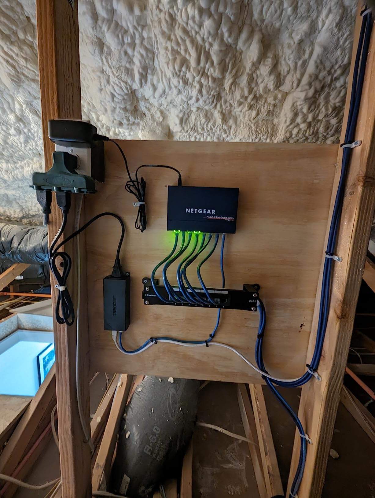 TRENDnet Gigabit Power Over Ethernet Plus Injector, TPE-115GI | PoE+ (30W) Power Network Distances Up to 100M (328 ft.), Metal Housing, Black customer photo 1