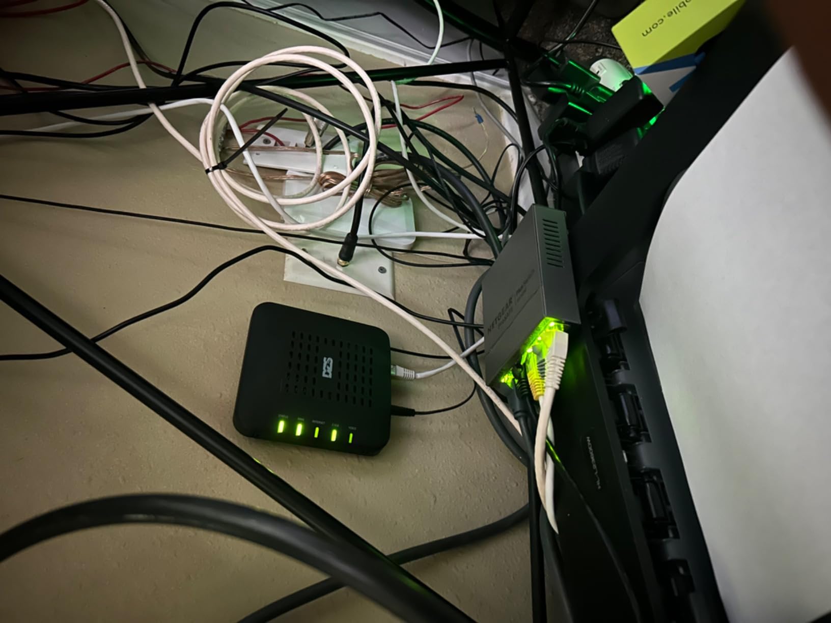 NETGEAR 5-Port Gigabit Ethernet Easy Smart Managed Switch (GS105Ev2) - Managed, Desktop or Wall Mount customer photo 1