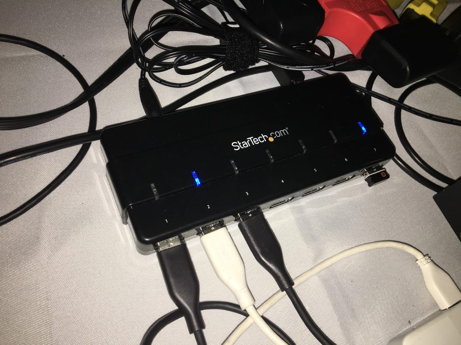 StarTech.com 7 Port USB 3.0 Hub - Up To 5 Gbps - 7 x USB - Universal Multi Port USB Extender for Your Desktop - USB Powered (ST7300USB3B) | Seven downstream ports on one side, Hot-swap, No drivers, Per-port overload protection customer photo 1