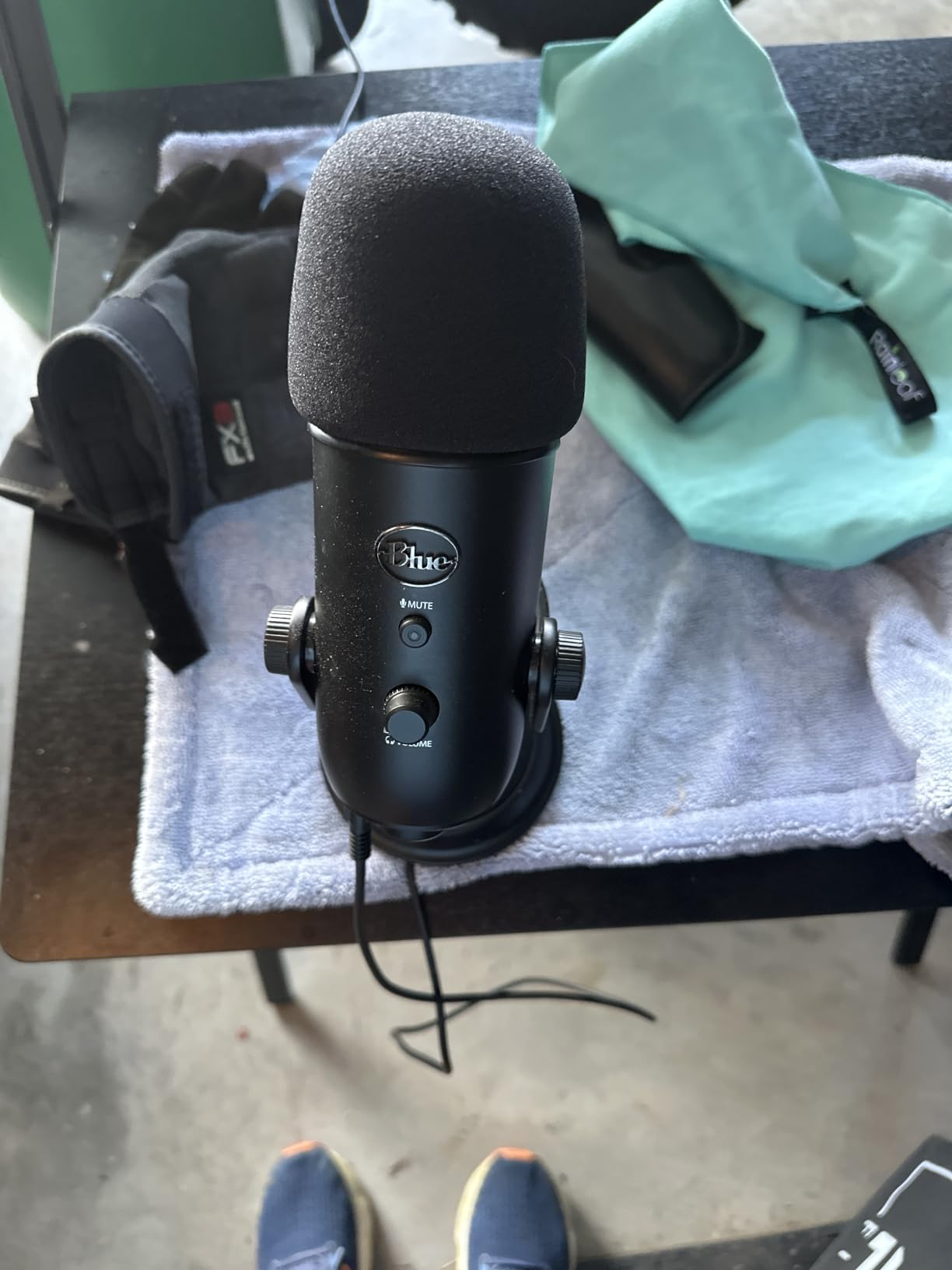 Logitech Creators Blue Yeti USB Microphone for PC, Mac, Gaming, Recording, Streaming, Podcasting customer photo 2