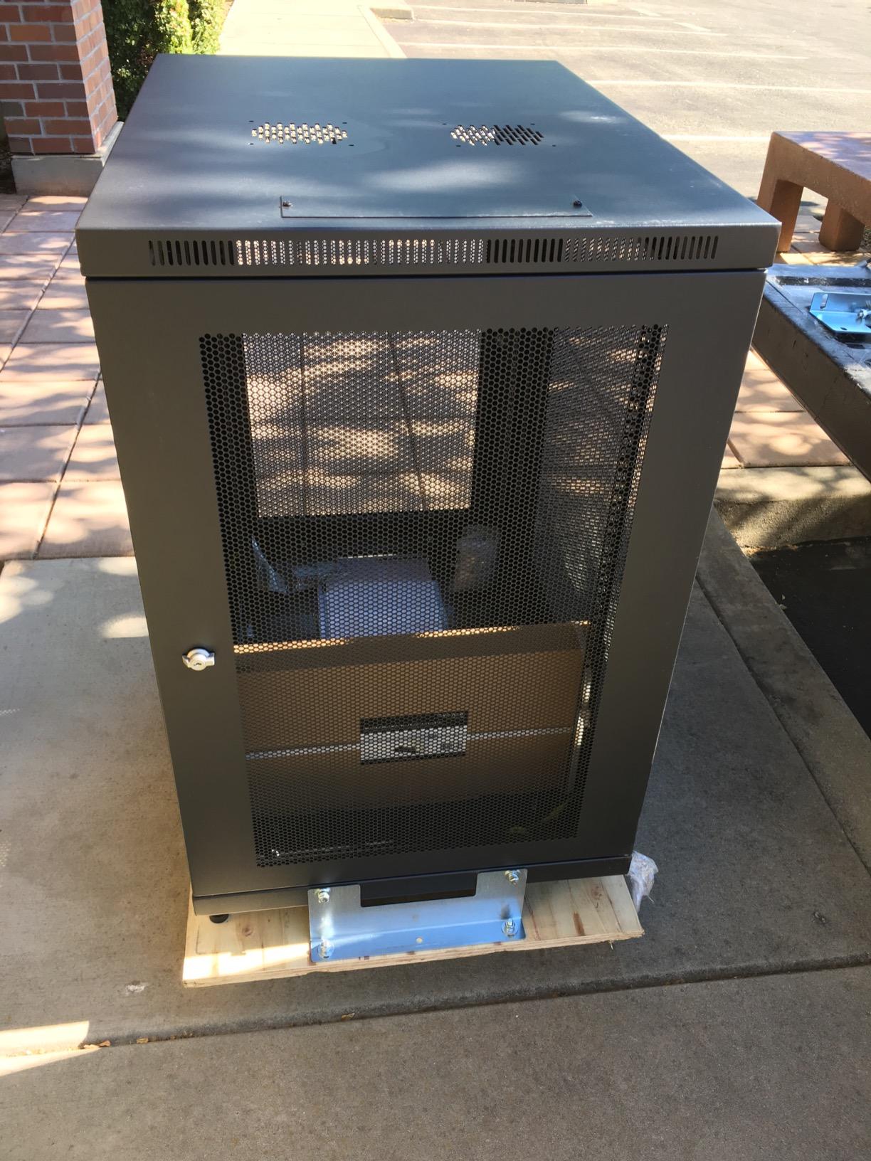 StarTech 24U 4-Post Server Cabinet, 29in Deep, 992lb, Shelf (RK2433BKM) | 19in enclosed steel rack, Adjustable depth 1.8in-29in, Lockable mesh doors, Ships assembled, Casters, 450kg customer photo 2