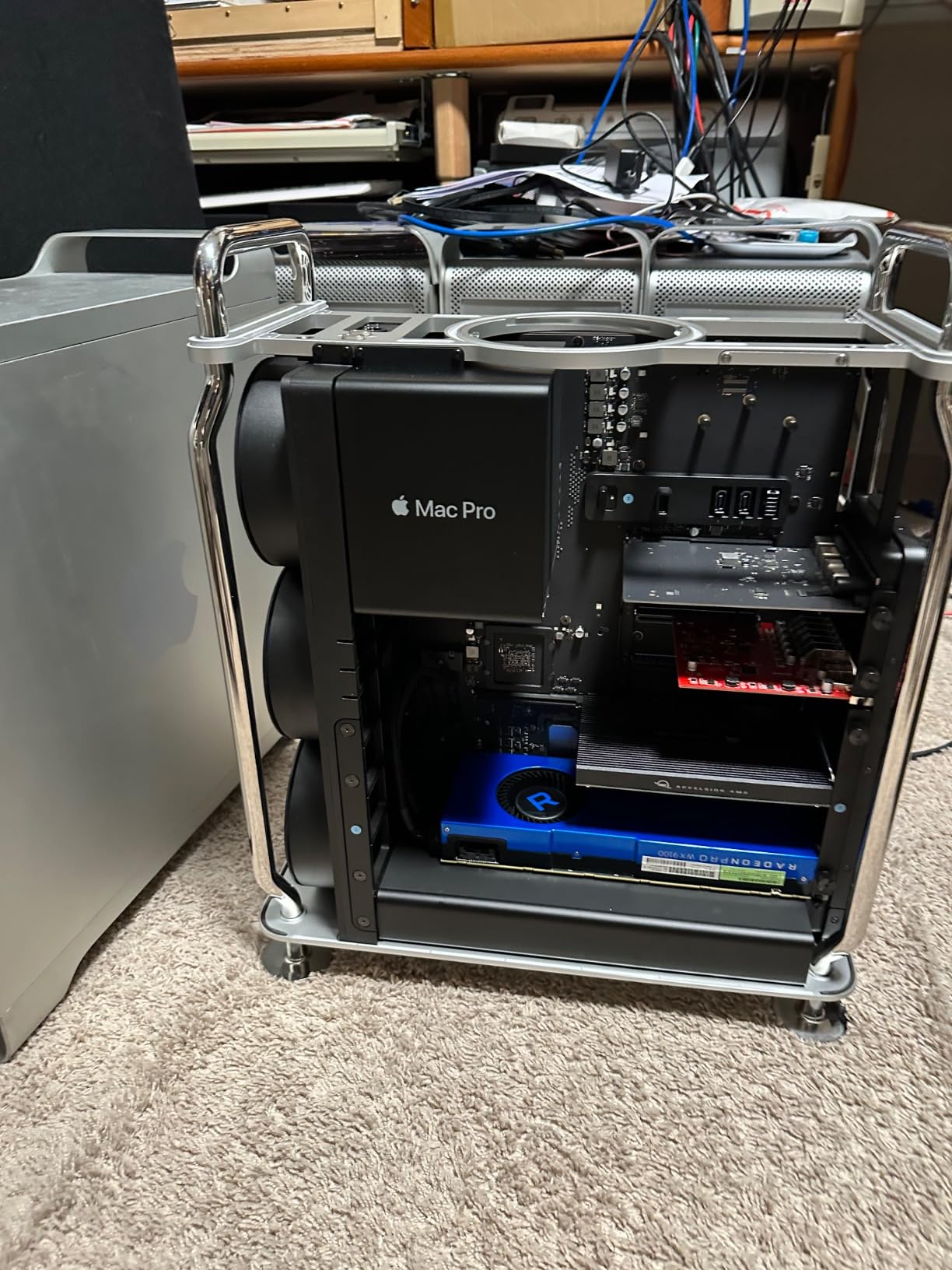 Radeon Pro WX 9100 Graphics Card - 16 GB customer photo 1