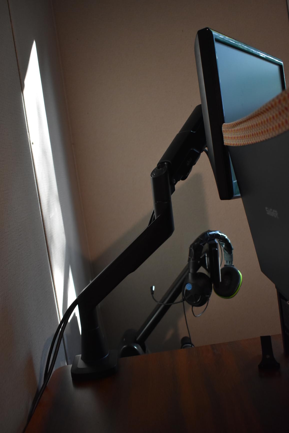 WALI Heavy Duty Monitor Arm for 13-49 inch 1000R Curved Screen, up to 44lbs Ultrawide Monitor Desk Mount, Full Motion with Tilt Swivel Rotation, C-Clamp/Grommet Base, VESA 75/100mm (GSM001XL) Black customer photo 1