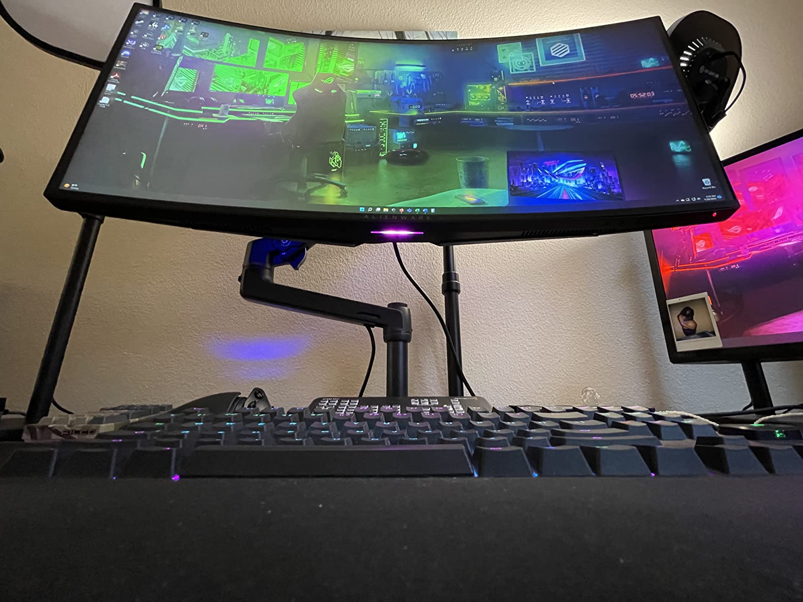 Ergotron LX Monitor Arm, Single Monitor Desk Mount fits Flat Curved Ultrawide Computer Monitors up to 34 Inches, 7 to 25 lbs VESA 75x75mm or 100x100mm Matte Black customer photo 2