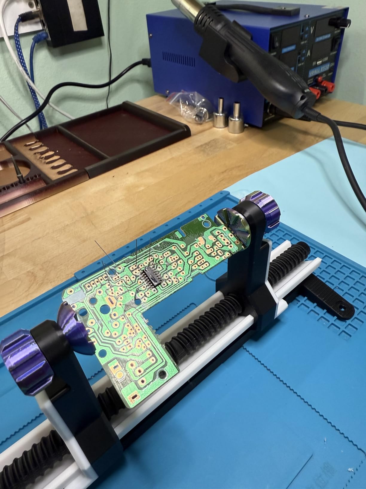 YIHUA 853D 2A USB SMD Hot Air Rework Soldering Iron Station, DC Power Supply 0-15V 0-2A with 5V USB Charging Port and 35 Volt DC Voltage Test Meter customer photo 2