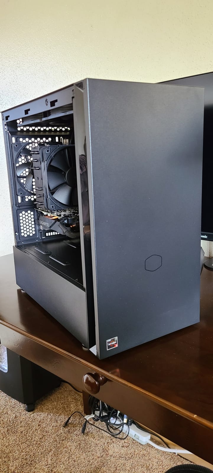 Cooler Master Silencio S400 Micro-ATX PC Case Tower, Sound-Dampening Material, Reversible Front Panel, SD Card Reader, Silencio FP 120mm PWM Fans, Water-Cooling Support customer photo 1