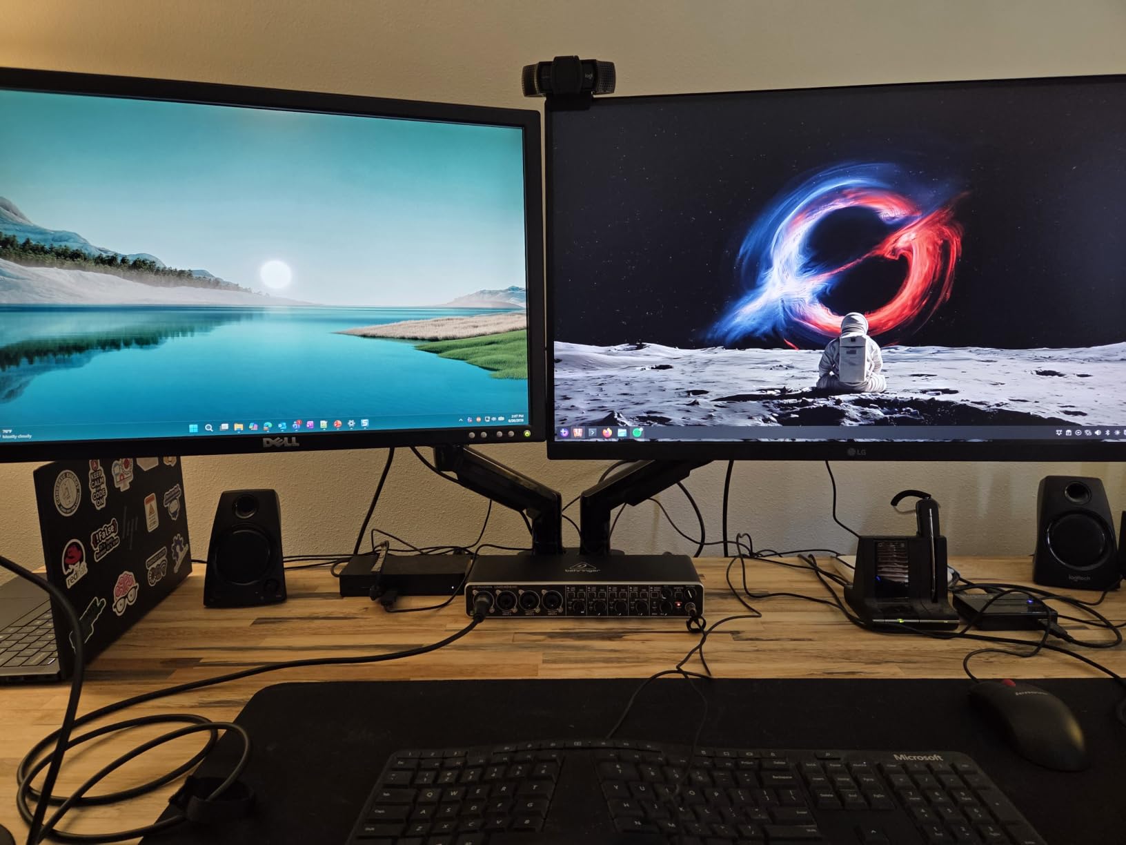 HUANUO FlowLift Dual Monitor Stand, Fully Adjustable Gaming Monitor Desk Mount for 13-32 inch Computer Screens, Full Motion VESA 75x75/100x100 with C-Clamp & Grommet Base, Each Arm Holds 4.4 to 19.8 lbs customer photo 2