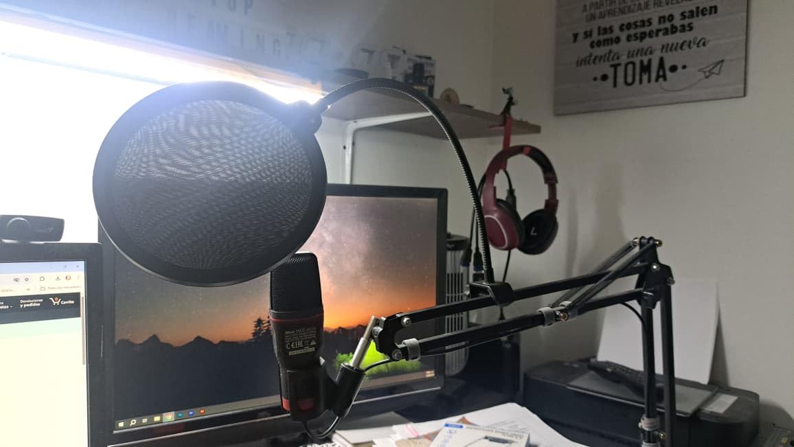 InnoGear Microphone Stand Mic Boom Arm for Blue Yeti HyperX QuadCast S SoloCast Snowball Fifine K669B and other Mic, with Shock Mount Windscreen Pop Filter Mic Clip Holder Cable Ties, Medium | Pop Fiilter and Shock Mount Included, for Desk Thickness Within 2