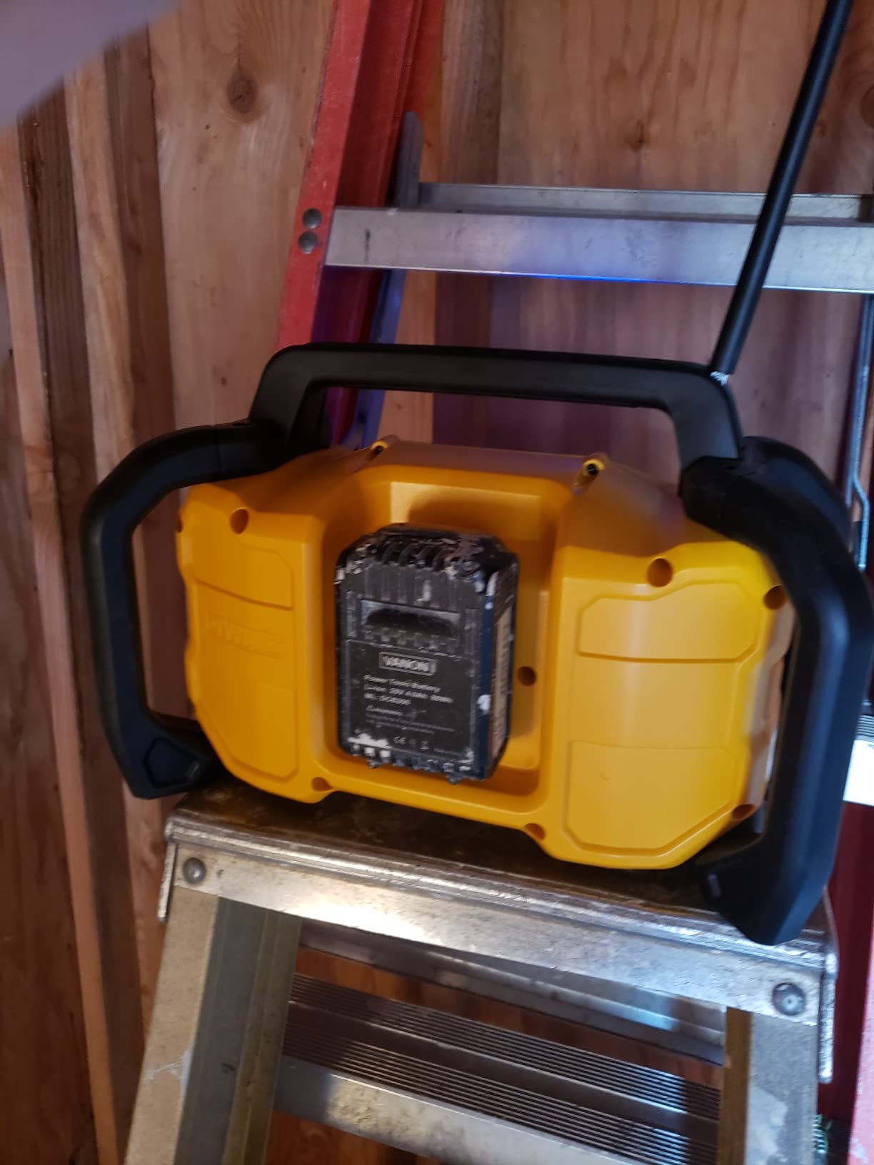DEWALT 12V/20V MAX Portable Bluetooth Radio, Cordless, 100 ft Range, 3.5” Subwoofers, Jobsite (DCR028B) customer photo 2