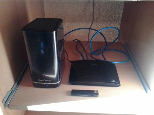 D-Link 16 Port Gigabit Ethernet Unmanaged Slim Switch, Sturdy Metal with Shielded Ports, Silent Fanless, QoS, Plug and Play, Compact Desktop/Wall Mount, Flow Control, Energy Saving, Black (DGS-1016S) customer photo 1
