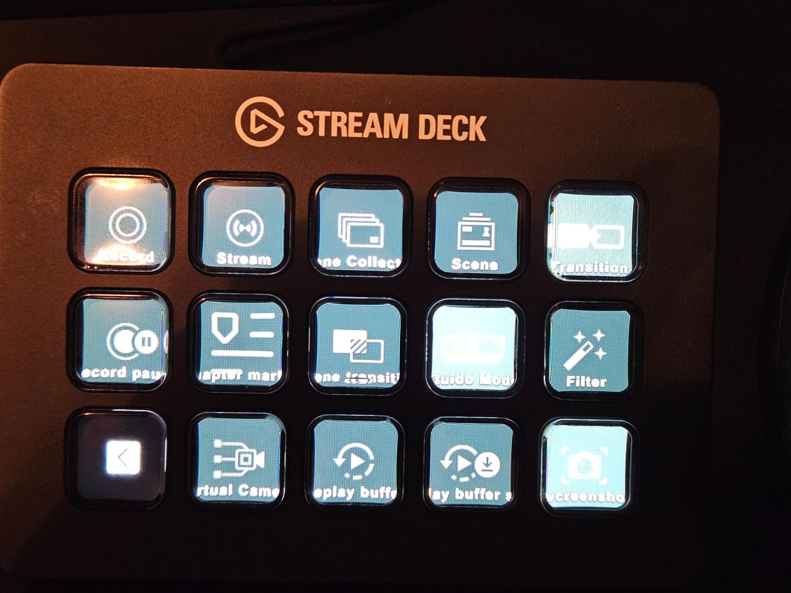 Elgato Stream Deck MK.2 Studio Controller, 15 Macro Keys | Trigger actions in OBS, Twitch, YouTube and more, Visual feedback, Hundreds of plugins, Works with Mac and PC customer photo 1