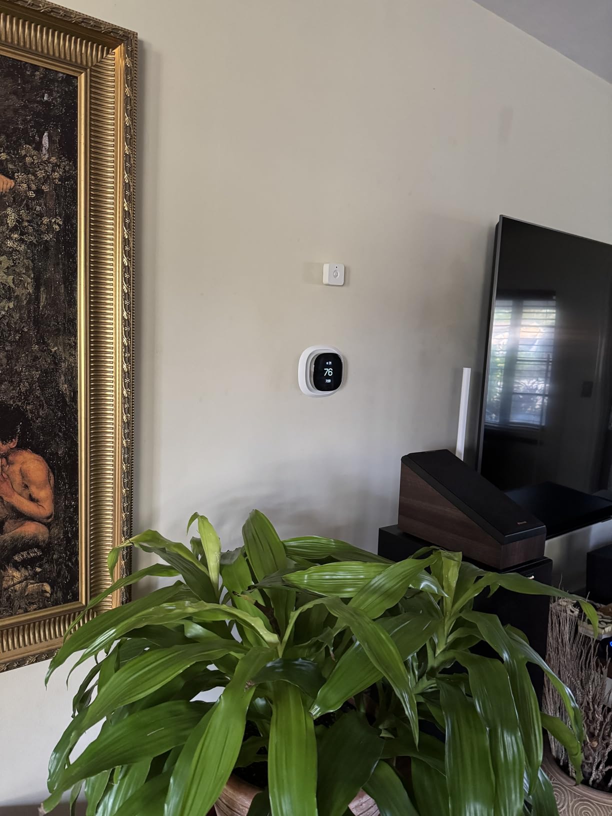 Philips Hue Motion Sensor, Exclusively for Philips Hue Smart Lights, 1-Pack | No-Wire Installation, Magnetic Mount or Screw Setup, Comes with Two AAA Batteries, Smart Home customer photo 2