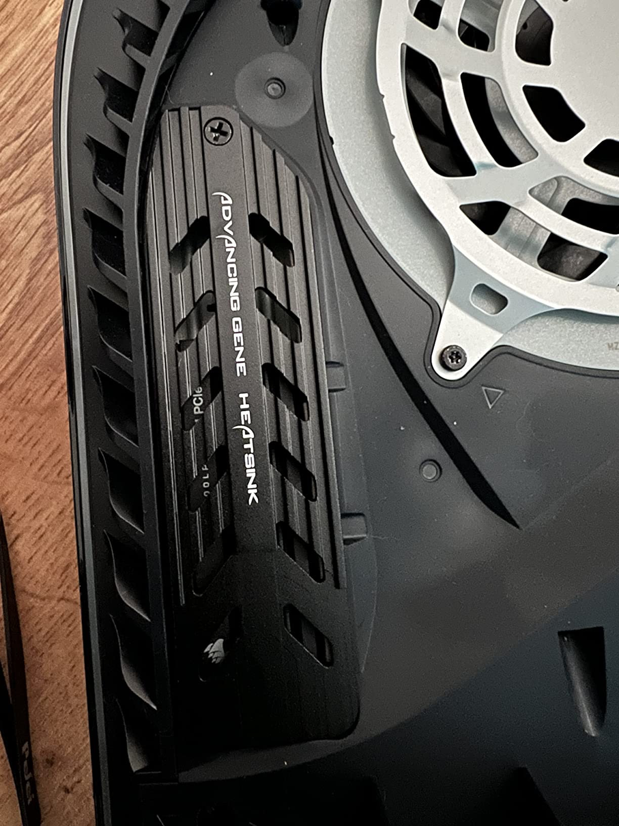 Corsair MP600 PRO LPX 2TB M.2 NVMe PCIe x4 Gen4 SSD - Optimized for PS5 (Up to 7,100MB/sec Sequential Read & 5,800MB/sec Sequential Write Speeds, High-Speed Interface, Compact Form Factor) Black customer photo 2