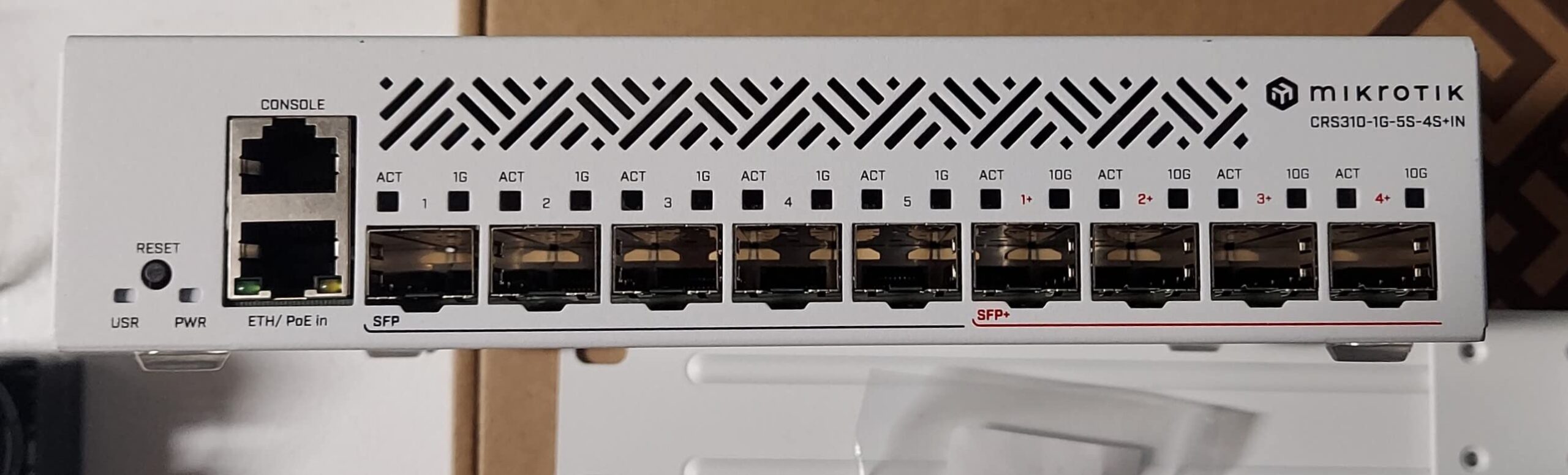 MikroTik CRS310-1G-5S-4S+in 5 x SFP Ports 4 x SFP+ Ports and 1 x Gigabit Ethernet Port customer photo 2