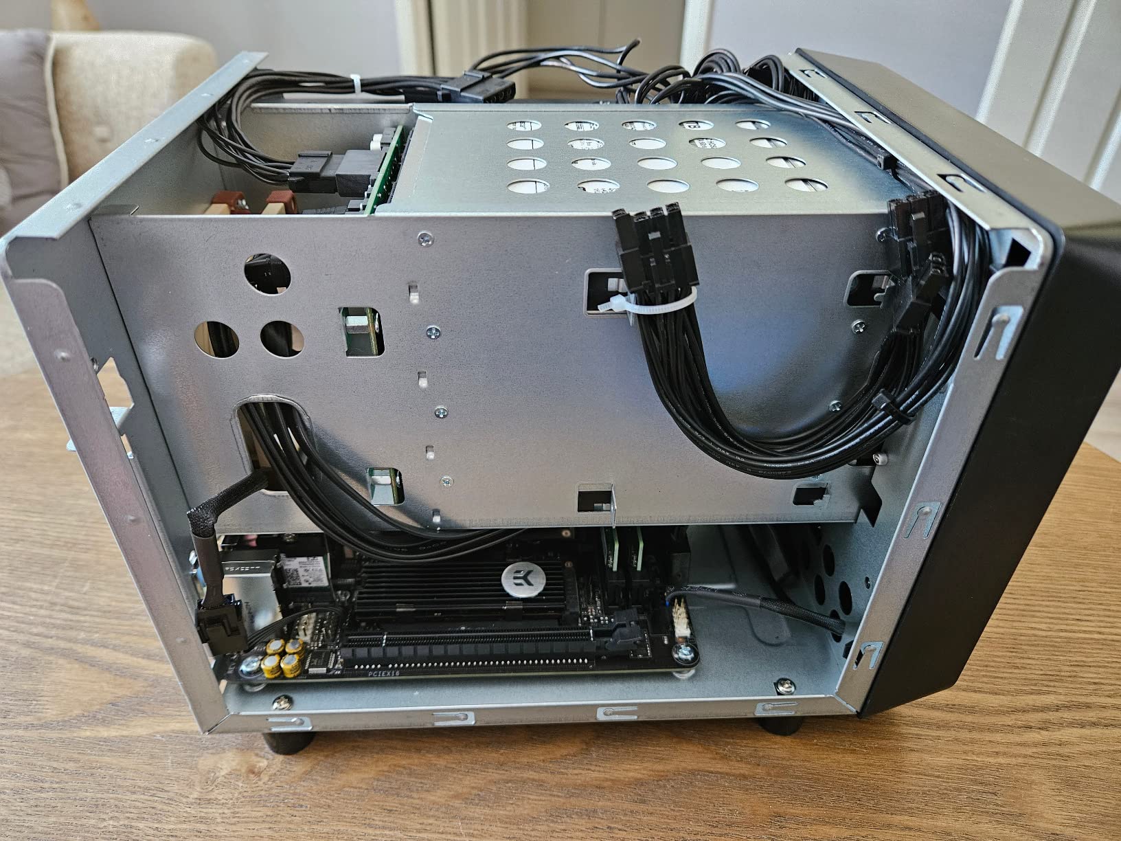 4 + 1 Bay DIY NAS Case, 4 x 2.5 inch / 3.5 inch Tray + 1 x 2.5 inch Internal Bay. MB ITX. PSU Flex. Front USB 3.0 8cm Chassis Fan Hot Swap Backplane. Network Attached Storage Private Cloud Enclosure customer photo 1