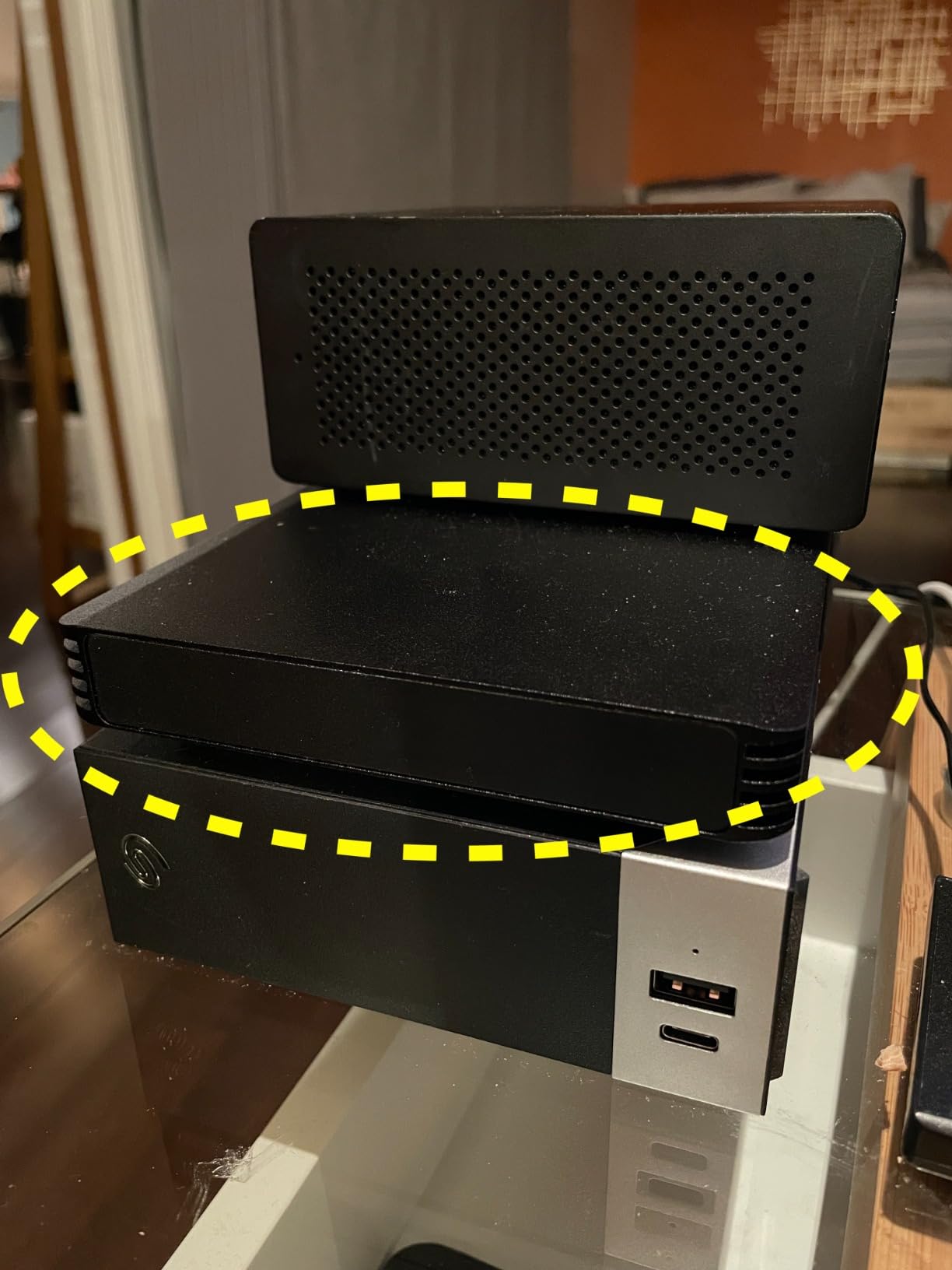 StarTech 4-Bay Thunderbolt 3 m.2 NVMe SSD Enclosure, 40Gbps (M2E4BTB3) - Software RAID, DisplayPort video 4K 60Hz, 2x TB3 downstream, 72W supply customer photo 1