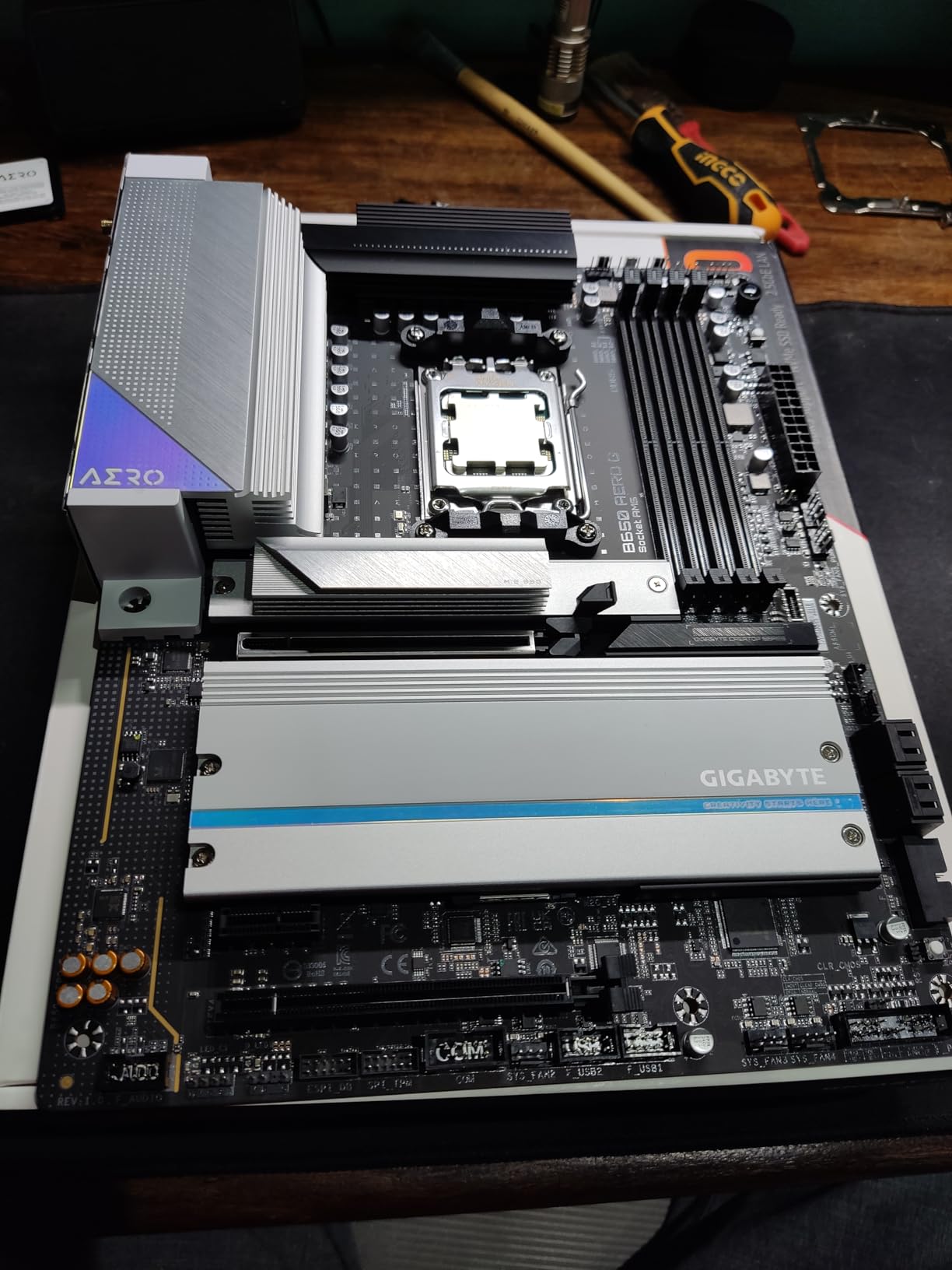 GIGABYTE B650 AERO G AMD AM5 ATX Motherboard, Support Ryzen 9000/8000/7000 Series, DDR5, Twin 16 Power Phase, DDR5, PCIe 5.0 M.2, USB-C 3.2 Gen 2, WIFI6E, 2.5GbE, EZ-Latch, Q-Flash, VisionLINK customer photo 1