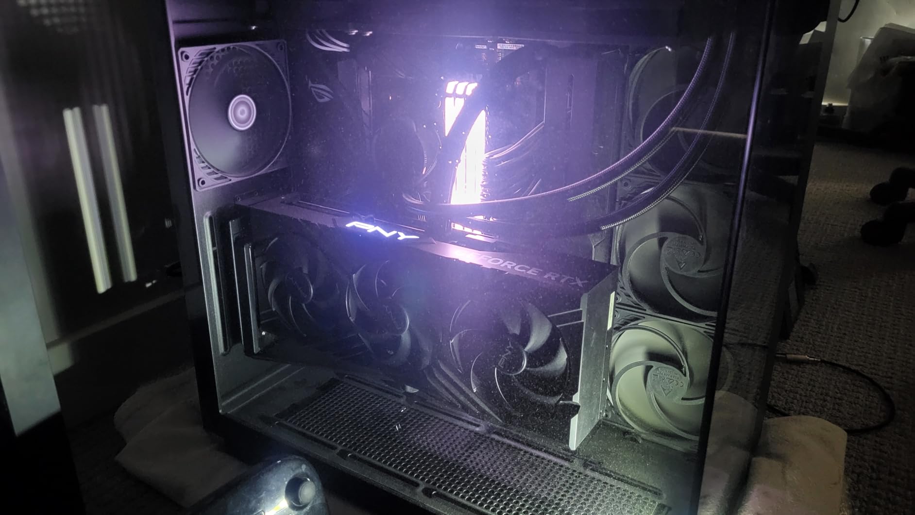 PNY GeForce RTX 4090, 24GB GDDR6X, Verto Triple Fan, Graphics Card customer photo 1