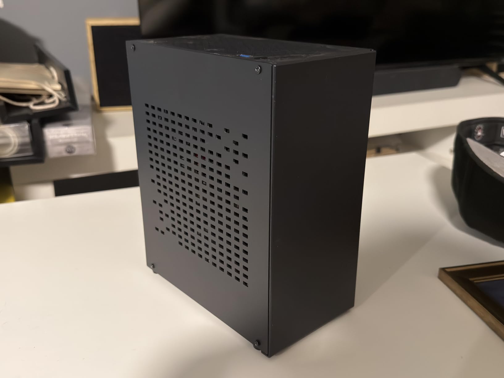 Aluminum Mini ITX Case with PCIe 3.0 Riser, JOYJOM Mini PC Case, SFF Small Form Factor PC Case, TX Computer Gaming Case Supports GPU Graphics Card (Black) customer photo 1