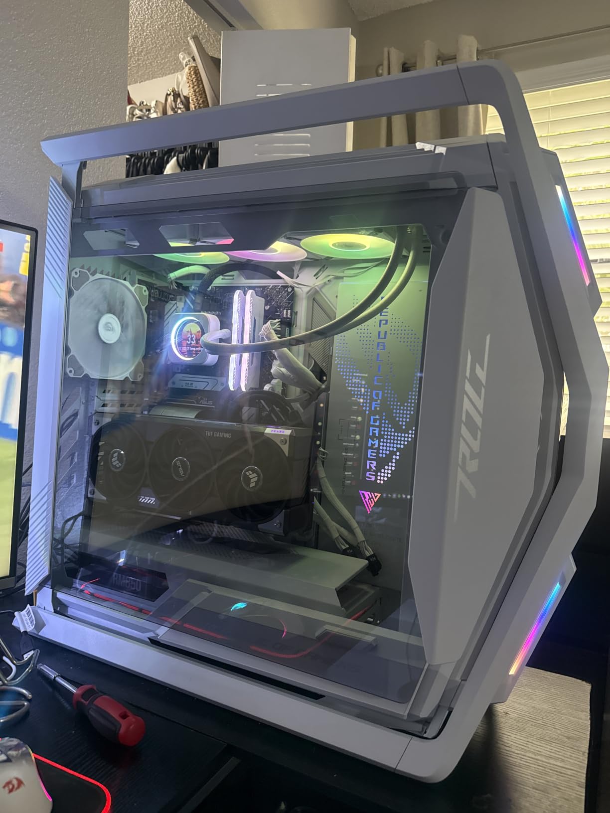 ASUS ROG Hyperion GR701 White EATX Gaming Case, High Airflow Design, Tool-Free Side Panels, Pre-Installed 4x140mm Fans, Supports 420mm Radiators, Built-in GPU Holder, Front USB-C, 2 Year Warranty customer photo 2