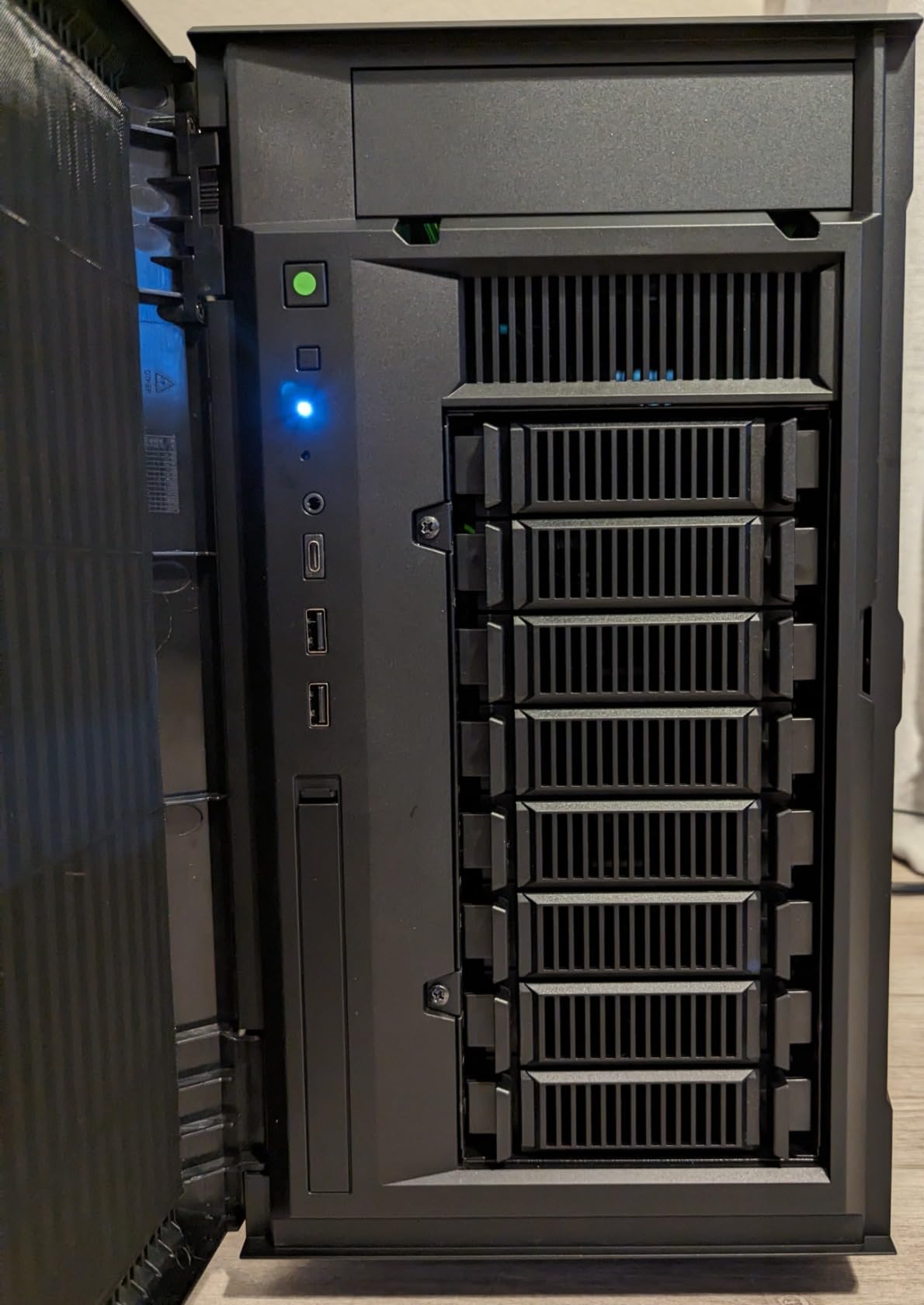 Silverstone Technology CS382 8-Bay SAS-12G / SATA-6G Hot-swappable High Performance Micro-ATX NAS Chassis, SST-CS382 customer photo 1