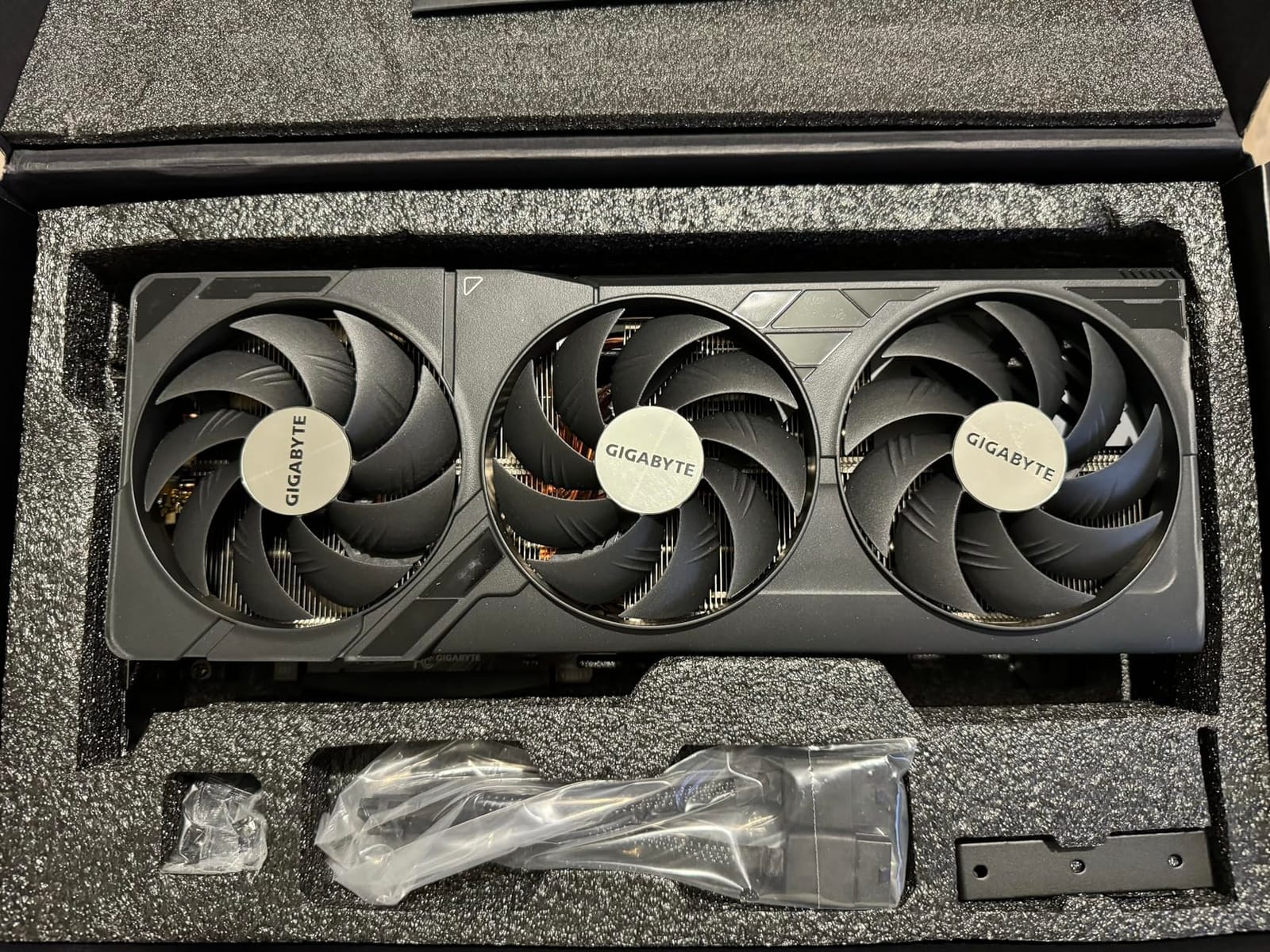 GIGABYTE GeForce RTX 4080 Super WINDFORCE V2 16G Graphics Card customer photo 2