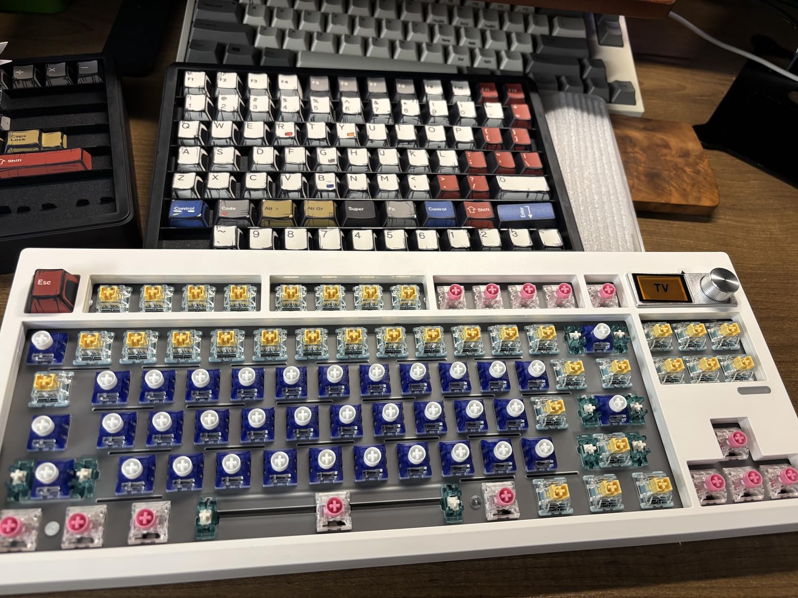 GMK87 Keyboard Barebones Kit,Gasket Mount Hot Swap PCB Triple Mode BT5.0/2.4G/Type-C Wireless Mechanical Keyboard with Knob VIA-Programmable Custom TFT-Screen RGB DIY Kit(Black) customer photo 1
