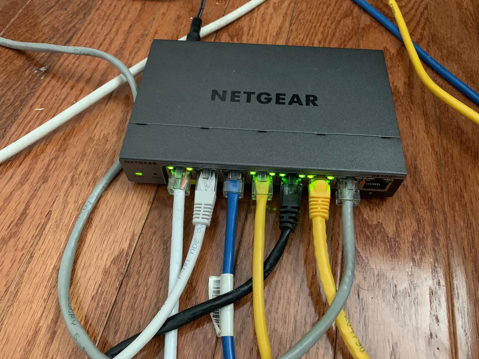 NETGEAR 24-Port Gigabit Ethernet Smart Managed Network Switch (GS724T), 2 x 1G SFP Ports, Insight Cloud Management, Desktop or Rack Mount customer photo 2