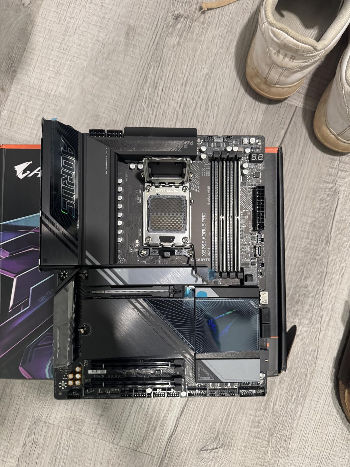 GIGABYTE X870E AORUS PRO AMD AM5 LGA 1718 Motherboard, ATX, DDR5, 4X M.2, PCIe 5.0, USB4, WIFI7, 2.5GbE LAN, EZ-Latch, 5-Year Warranty customer photo 1
