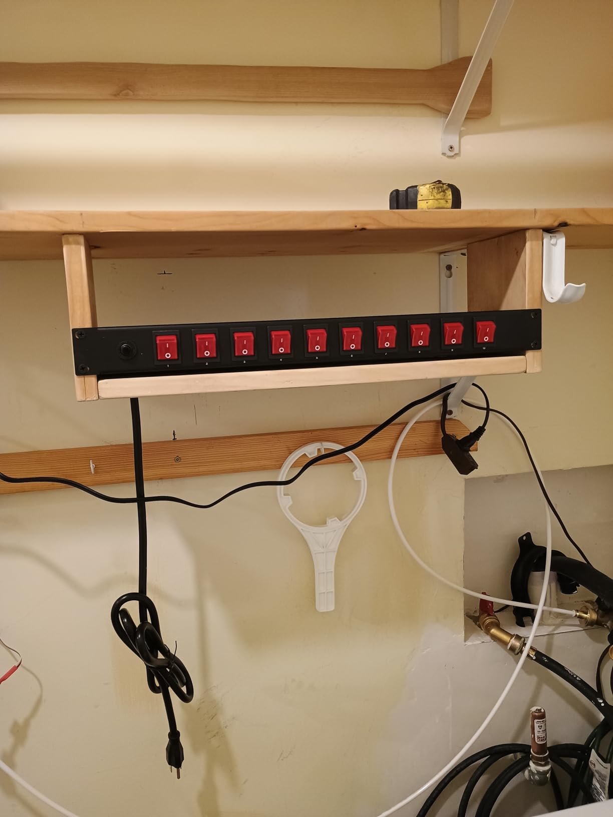 VEVOR 10 Outlet Horizontal 1U Rack Mount PDU Power Strip for Network Server Racks, 10 Individual Led Switches Surge Protection & Overload Protection, 110-125V/15A, with 6ft 14AWG Power Cord customer photo 1