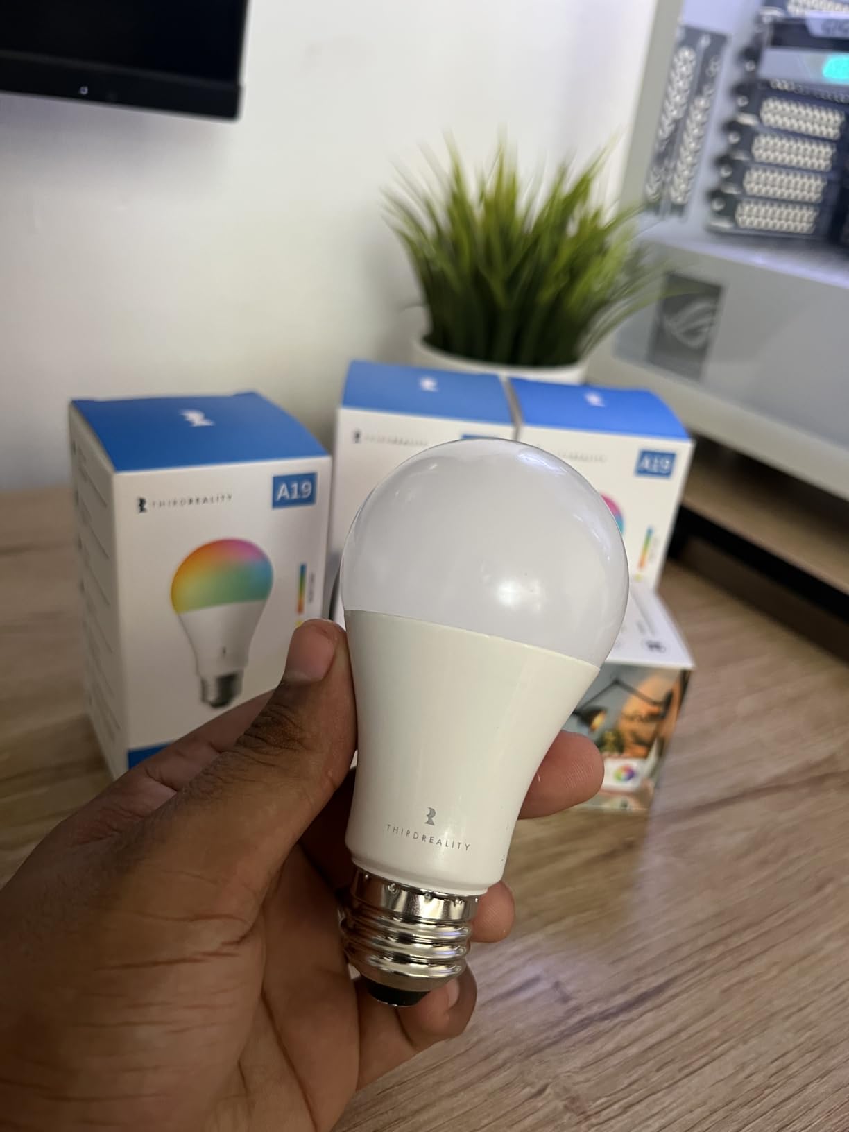 THIRDREALITY Smart Color Bulb ZL1, Zigbee Hub Required, Compatible with Home Assistant (ZHA & Z2M), SmartThings, Aeotec, Homey, Hubitat or Echo Devices with Built-in Zigbee Hub, A19 RGBCW Bulb, 800 Lumens customer photo 1