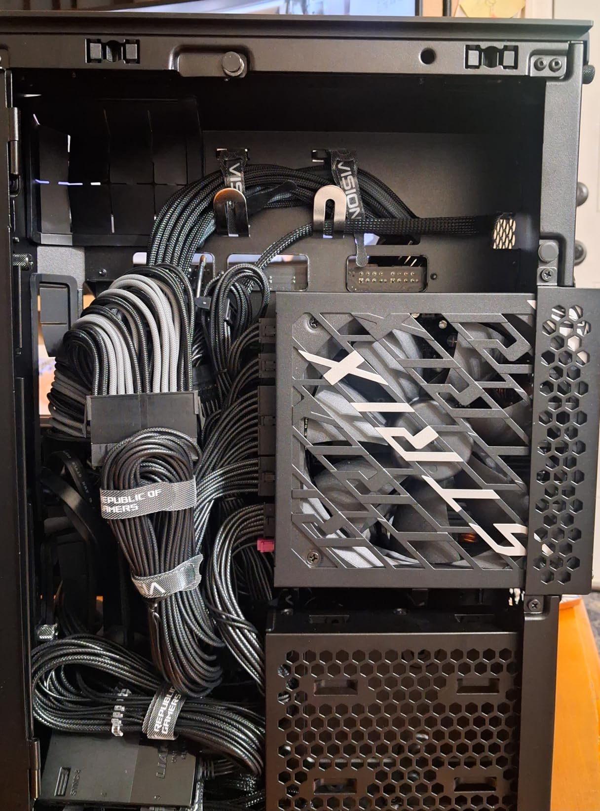 ASUS ROG Strix 1000W Platinum (Fully Modular Power Supply, 80 Plus Platinum Certified, ATX 3.1, Cybenetics Lambda A+, GaN MOSFET, GPU-First Intelligent Voltage Stabilizer, 10-Year Warranty) customer photo 1