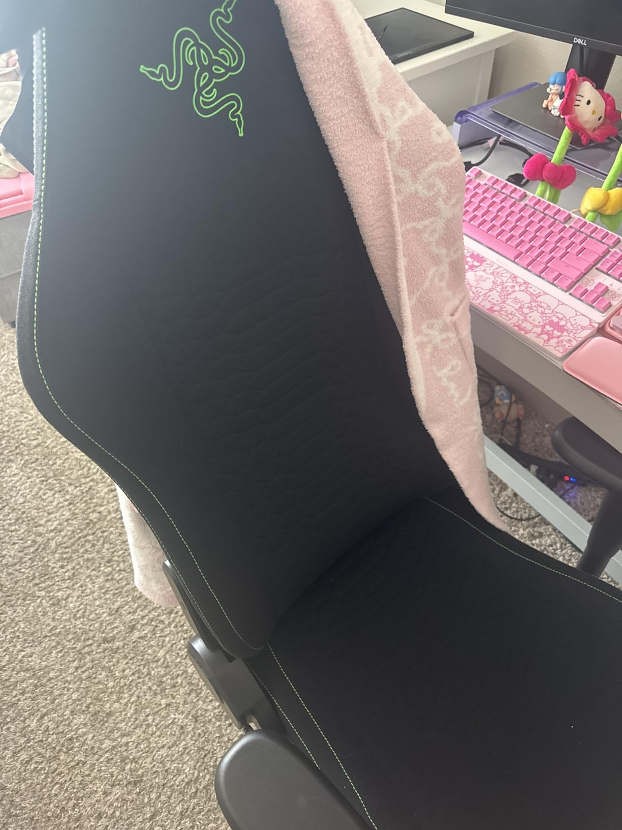 Razer Iskur V2 X Ergonomic Gaming Chair (Black) | Built-In Lumbar Support, Wide Seat, High Density Foam Cushions, Adjustable 152 Degree Recline, 2D Armrests, Plush Fabric customer photo 2
