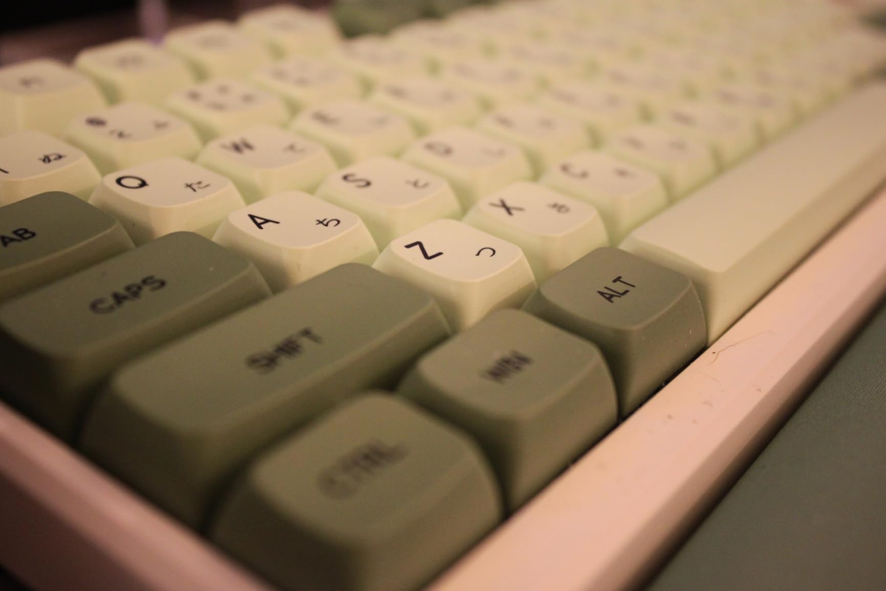 GMK104 Barebones Keyboard Kit with Screen&Knob,QMK/VIA Programmable BT5.0/2.4GHz/Type-C Tri-Mode Gasket Mounted Hot Swap RGB Backlit Full Size Custom PCB Kit DIY Mechanical Keyboard for Win/Mac(White) customer photo 1