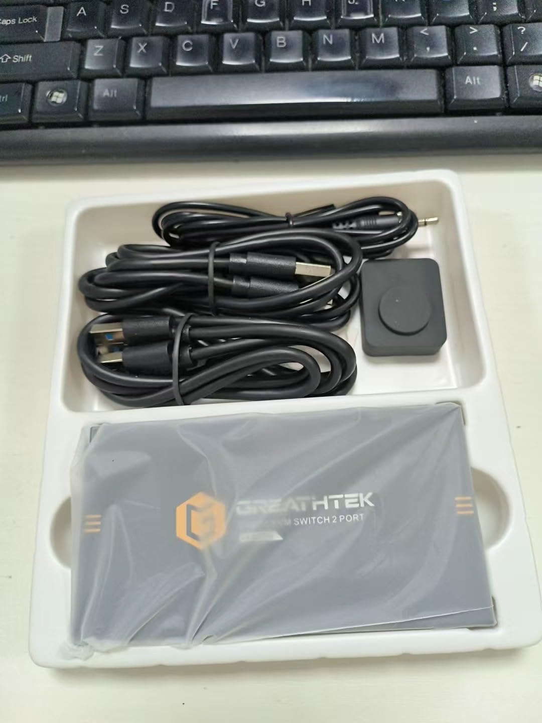 Greathek HDMI USB C KVM Switch for 2 Computers, USB3.0 4K@60HZ Monitor Switch for PC/Laptop Sharing Keyboard & Mouse, with 4 USB Ports, EDID Supported customer photo 1