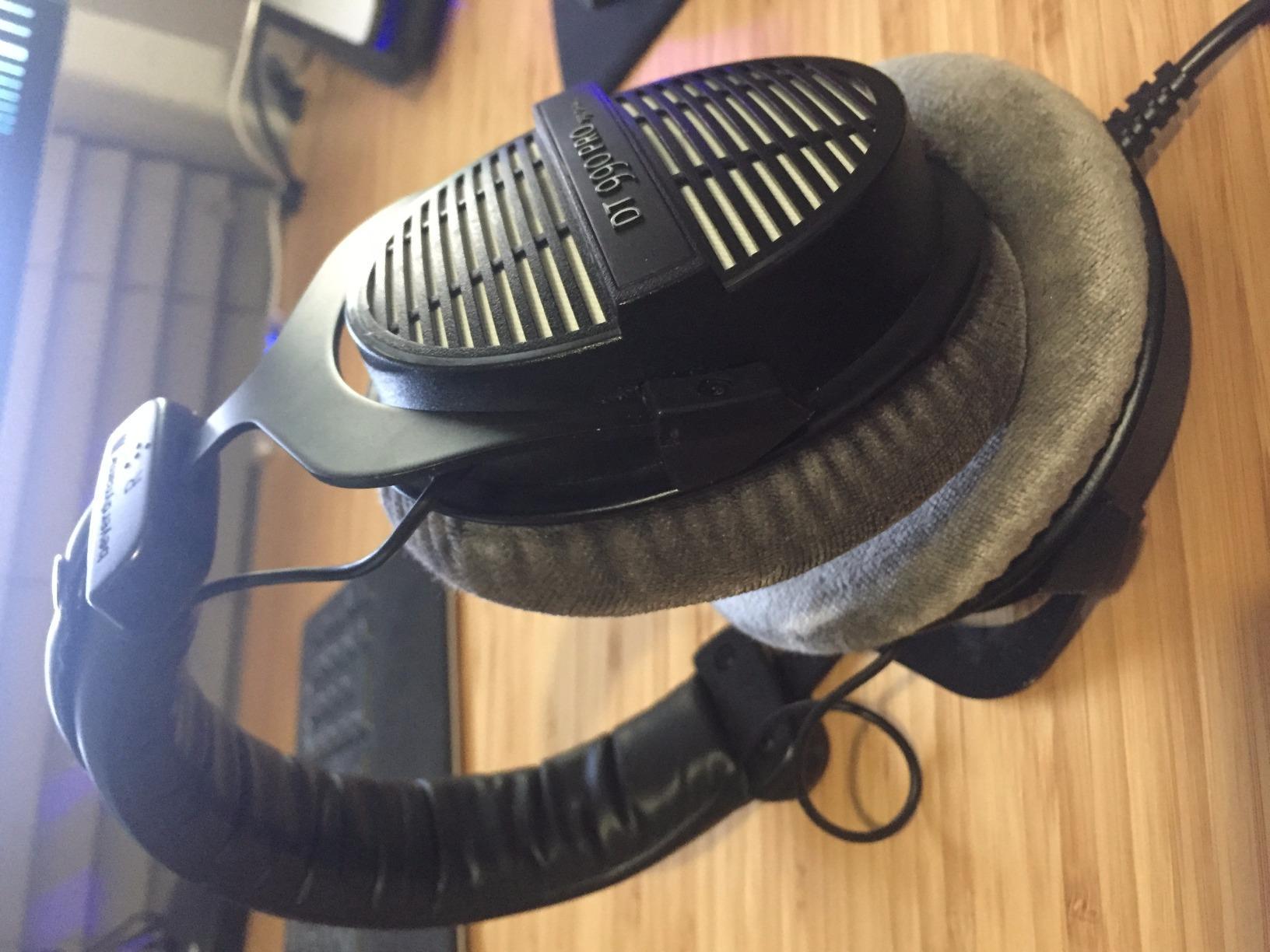 beyerdynamic DT 990 PRO, 250 Ohm, Open Back, Over Ear, Wired Headphones, 3m Coiled Cable, Black with Grey Velour Ear Pads customer photo 2