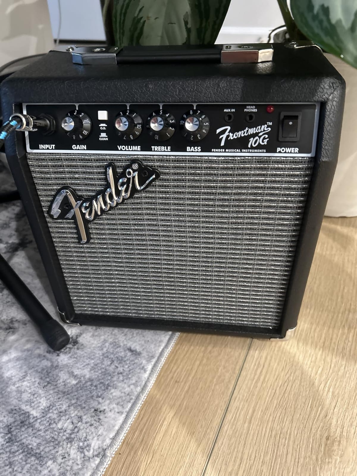 Fender Frontman 10G Electric Guitar Amplifier, 10-Watt Amp, Black/Silver | 10 Watt Practice Amp with 6 Speaker, Built In Overdrive, Headphone Jack and Aux Input, Black/Silver customer photo 1