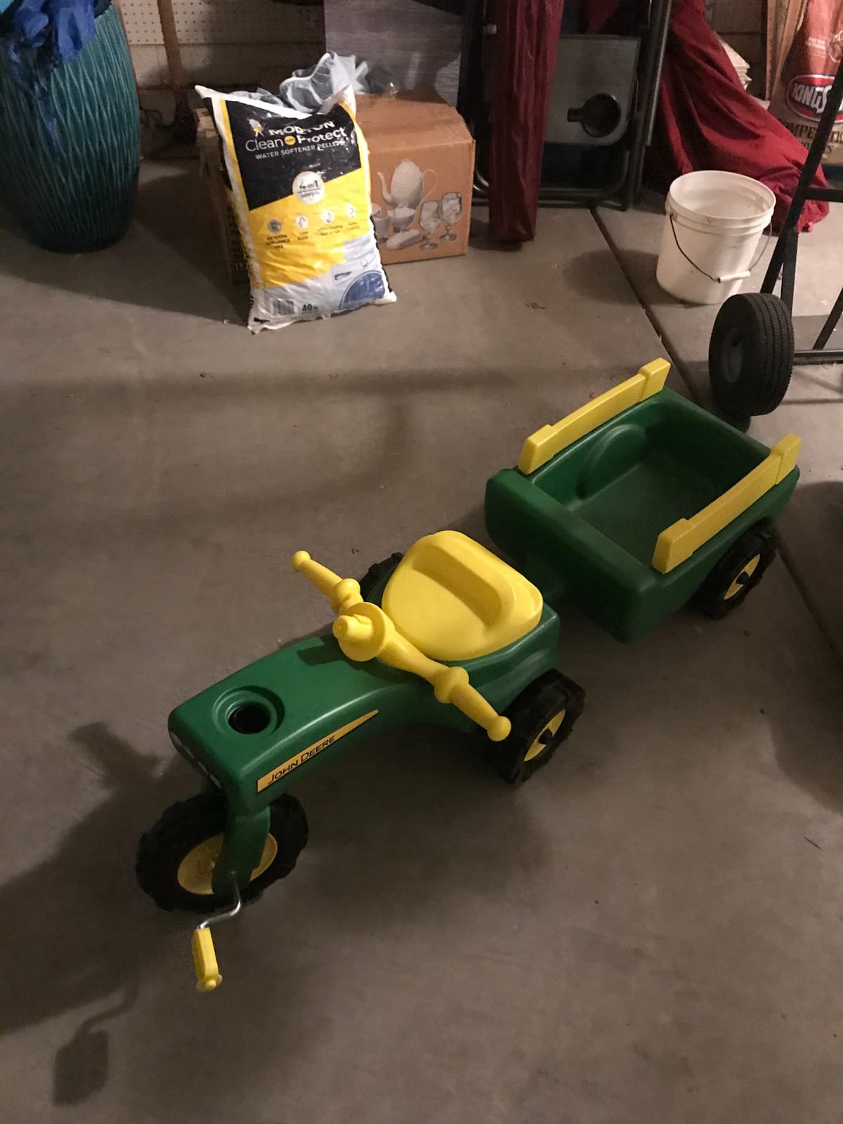 John Deere Ride On Toys Pedal Tractor with Wagon for Kids Aged 18 Months to 3 Years, Green/Yellow customer photo 1