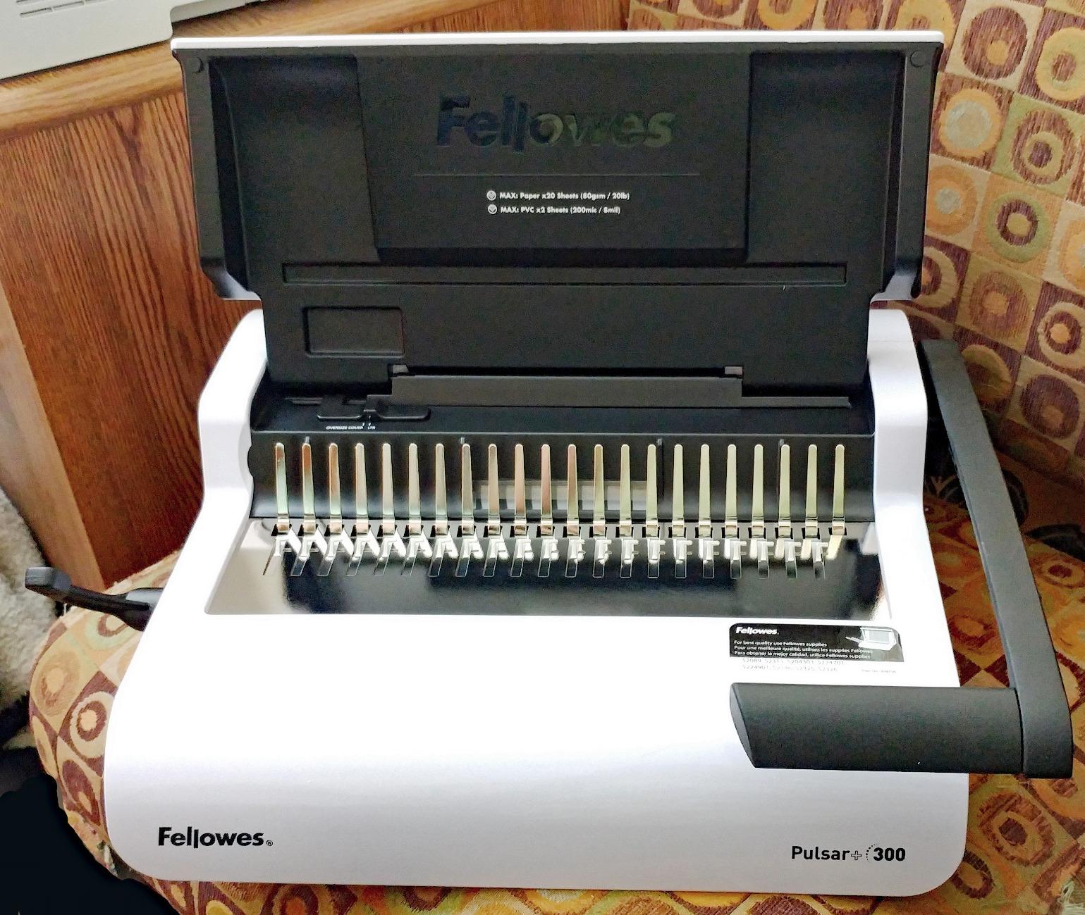 Fellowes Pulsar+ Comb Binding Machine, School Supplies & Classroom Organization Manual Binder, 20-Sheet Punch Capacity, Includes 10-Pack Starter Kit (5006801) customer photo 2