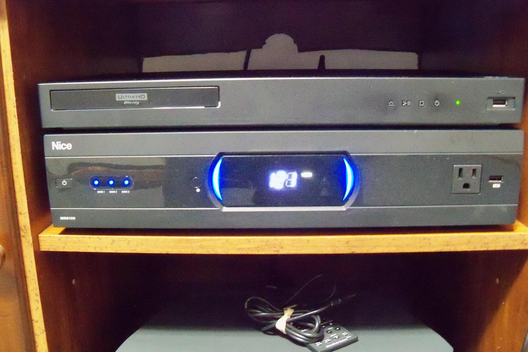 Panamax MR5100 MR5100 11-Outlet Home Theater Power Management with Surge Protection and Power Conditioning,Color customer photo 2