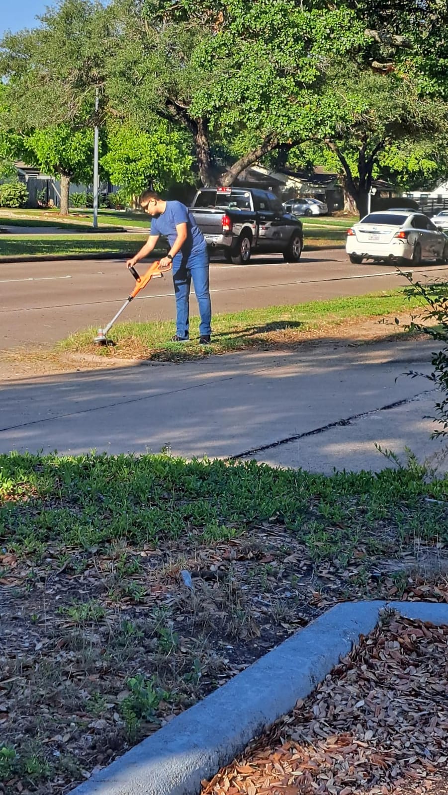 BLACK+DECKER 20V MAX String Trimmer and Edger 2 in 1, Cordless Weed Wacker with Auto Spool Feed, Battery and Charger Included, 12 Inch Steel Deck, Reduced Vibration (LST300) customer photo 2