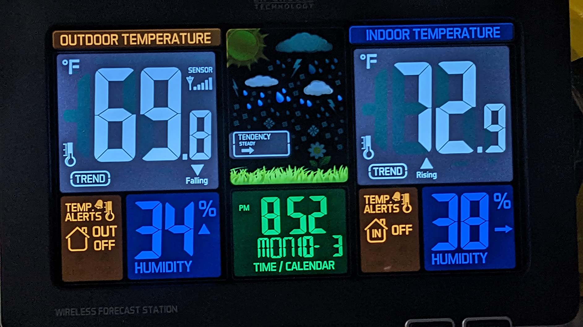 La Crosse Technology Advanced Weather Station with Full-Color LCD & Atomic Time - Monitor Indoor/Outdoor Conditions with Temperature Alerts and Humidity Readings with Transmission Range of 300 Feet customer photo 1