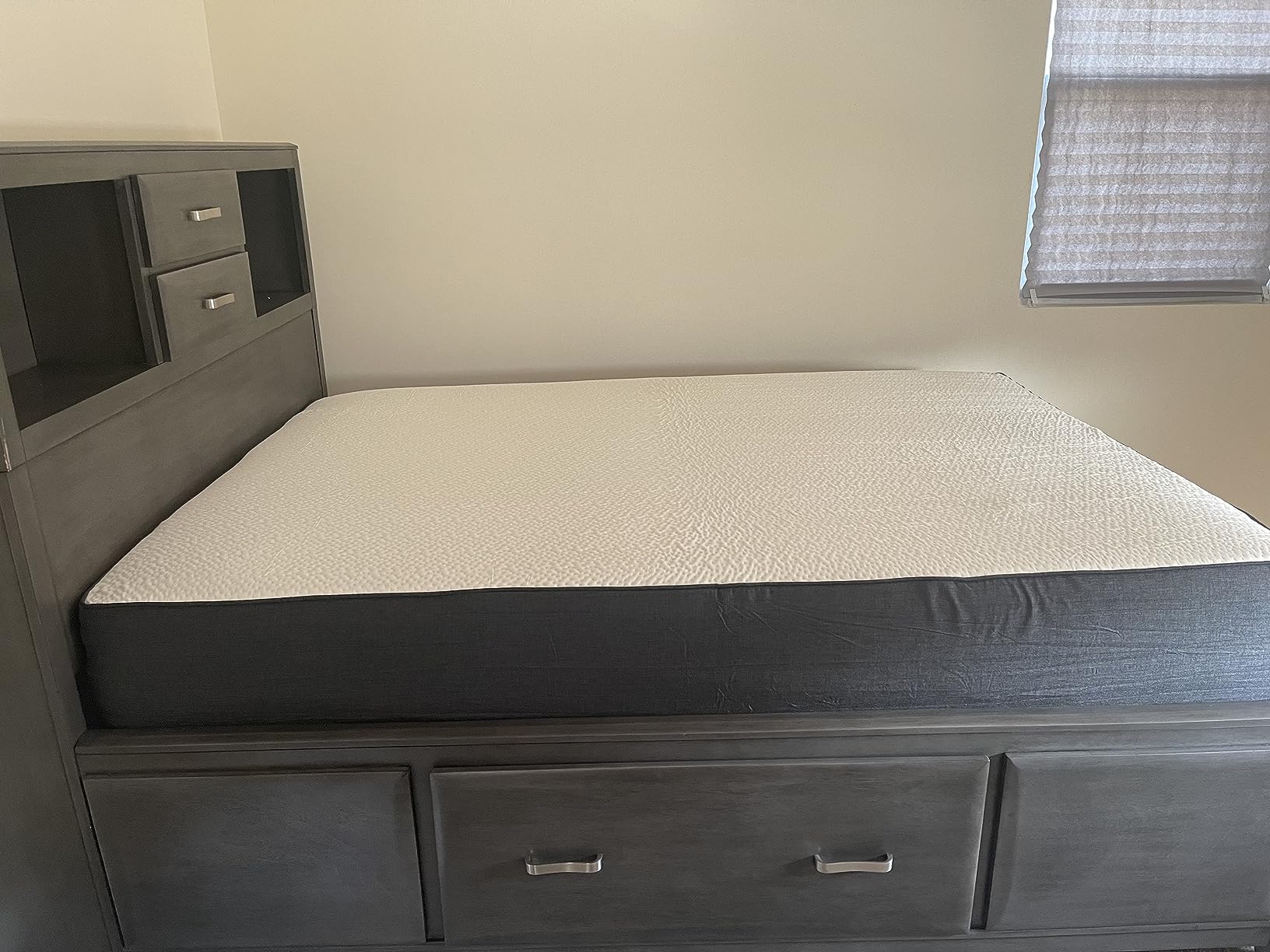 COOL GEL Memory Foam 10-Inch Mattress, CertiPUR-US Certified, Mattress in a Box, Queen, White customer photo 2