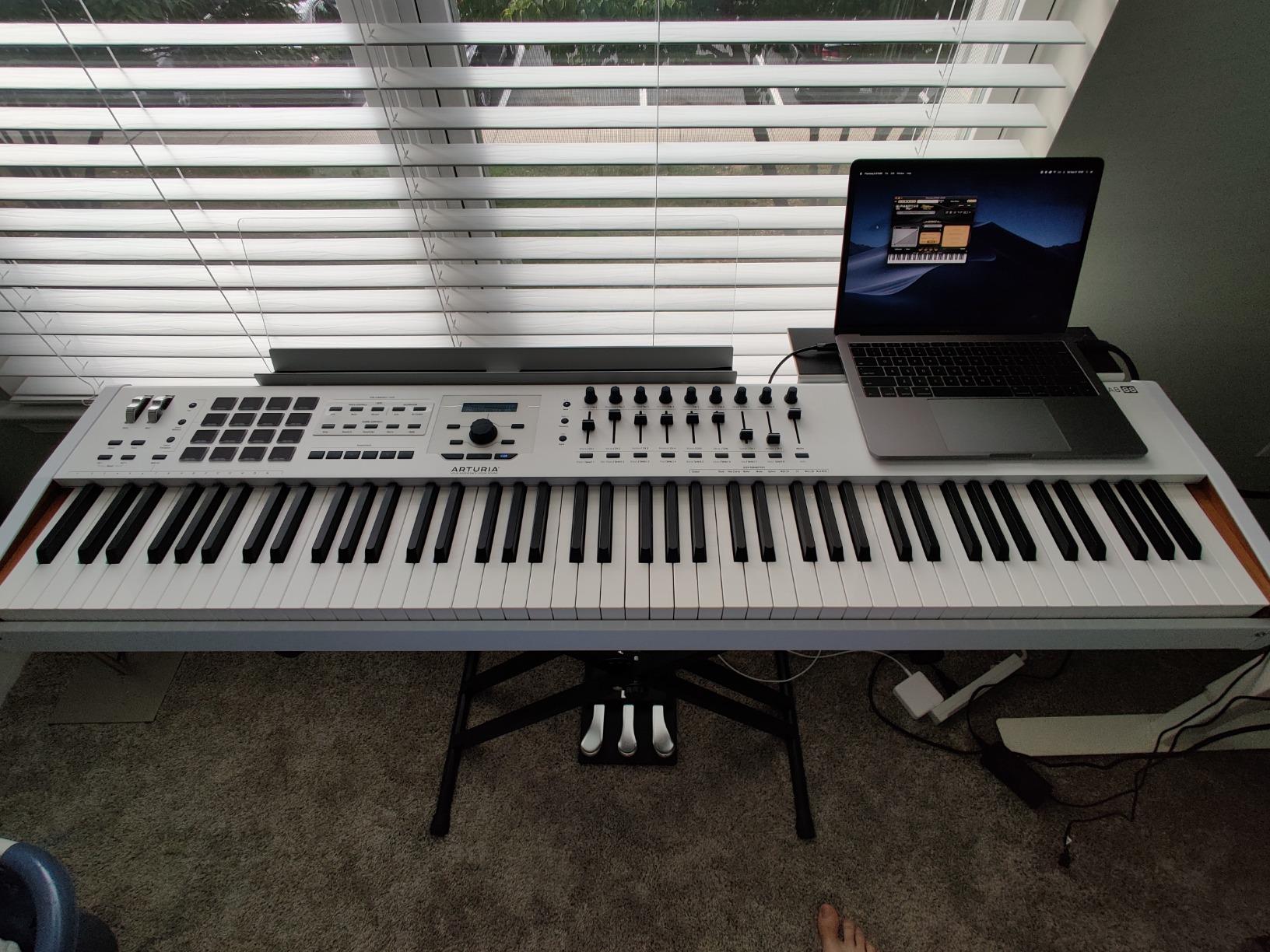 Arturia BeatStep Pro Controller and Sequencer — Aftertouch, Velocity Sensitive, With 2 Independent Melodic Sequencers, Drum Sequencer, 16 Drum Pads, MIDI/CV/Gate I/O and Music Production Software | Velocity Sensitive, With 2 Independent Melodic Sequencers, Drum Sequencer, 16 Drum Pads customer photo 2