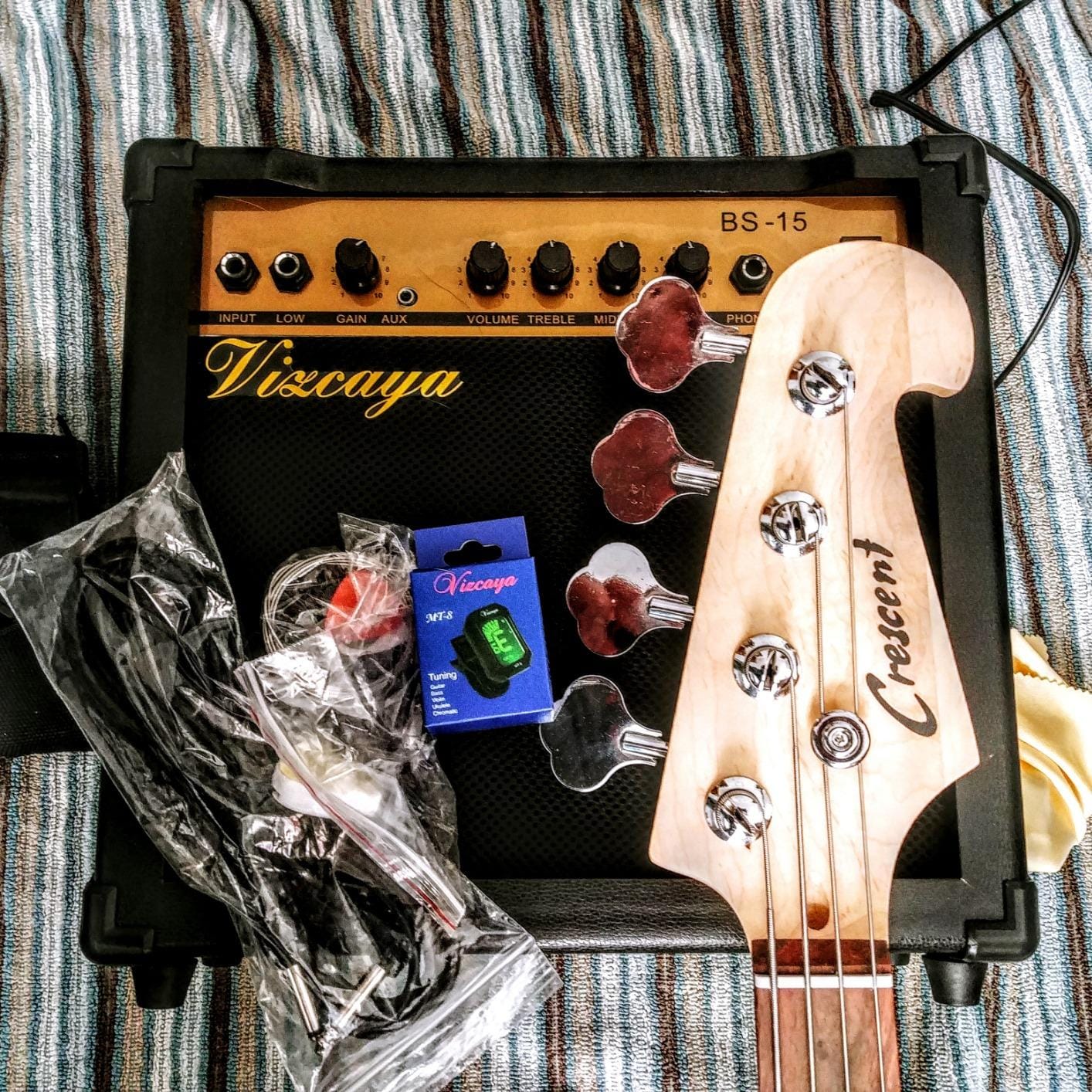 Stedman Beginner Series Bass Guitar Bundle with 15-Watt Amp, Gig Bag, Instrument Cable, Strap, Strings, Picks, and Polishing Cloth - Metallic Blue customer photo 2